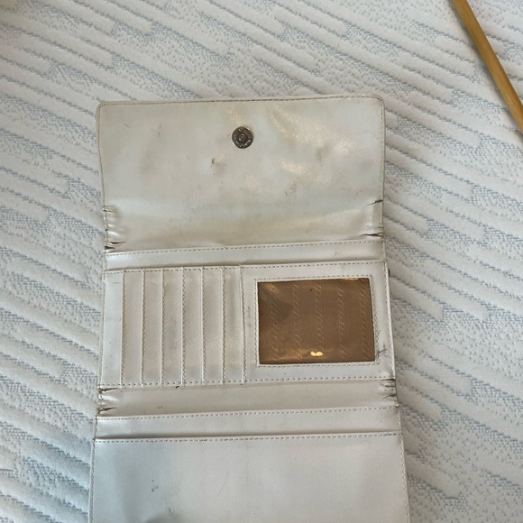 Prada white wallet, needs a cleaning but still in great condition - Picture 3 of 3
